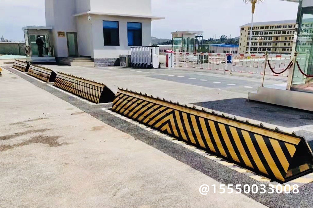 高爾夫球場(chǎng)車道路障機(jī)(圖1) 高爾夫球場(chǎng)車道路障機(jī)(圖1)